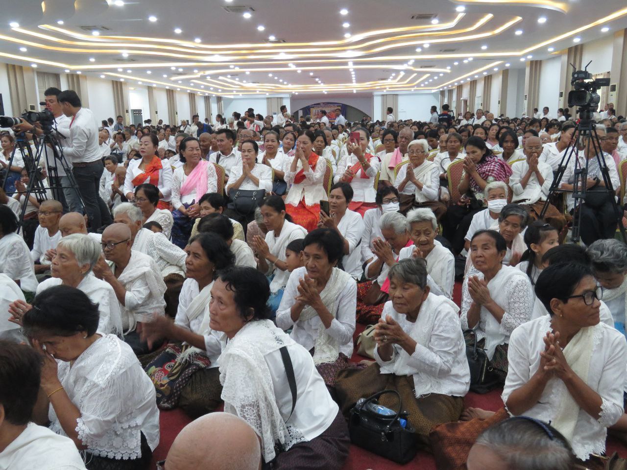 ប្រជាពលរដ្ឋរាប់ពាន់នាក់មកចូលរួមពិធីបុណ្យមហាសង្ឃទានលើកទី១១ប្រគេនភត្តដល់ព្រះសង្ឃ ១០០០អង្គ