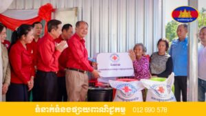 ឯកឧត្ដម អ៊ុំ រាត្រី ប្រគល់ផ្ទះថ្មី១ខ្នង ជូនលោកយាយ សែម យ៉ុន ដែលត្រូវបានអគ្គីភ័យឆាប់ឆេះកាលពីចុងឆ្នាំ២០២៤