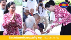 លោកជំទាវ បាន ស្រីមុំ ជួបសំណេះសំណាលសួរសុខទុក្ខ និងបើកប្រាក់ឧបត្ថម្ភប្រចាំខែជូនដល់លោកយាយ លោកតា ៧៩នាក់